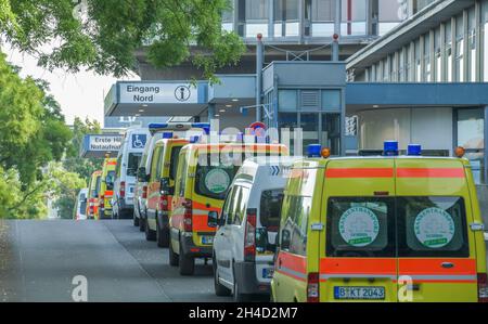 Krankenwagen, Notaufnahme, Erste Hilfe, Krankenhaus ´Benjamin Franklin`, Hindenburgdamm, Steglitz, Berlin, Deutschland Stock Photo